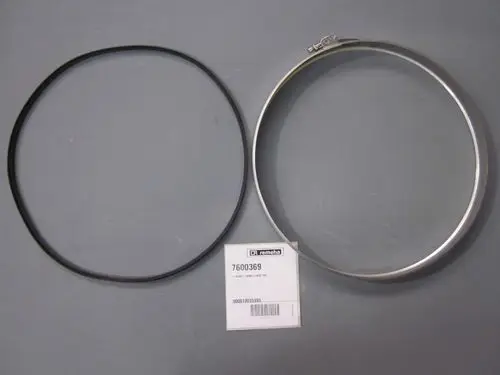 Schwarze Dichtung und metallisches Klemmband auf grauem Hintergrund. Artikelinformationen von der Marke Remeha sind sichtbar.